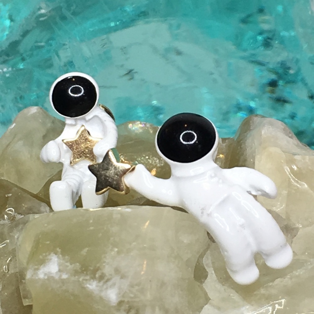 Astronaut Earrings - Picture 11 of 12